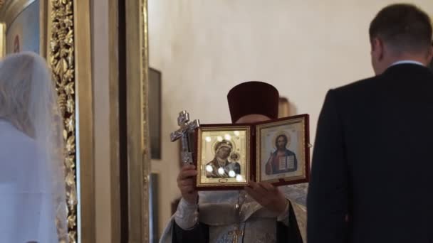 Saint-petersburg - 25. jul: traditionelle orthodoxe kirchliche hochzeit — Stockvideo