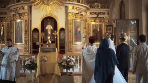 Traditionelle orthodoxe kirchliche Trauung — Stockvideo