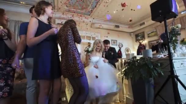 SAINT-PETERSBURG - 25 JUL: día de la boda - pareja con muchos pétalos — Vídeos de Stock