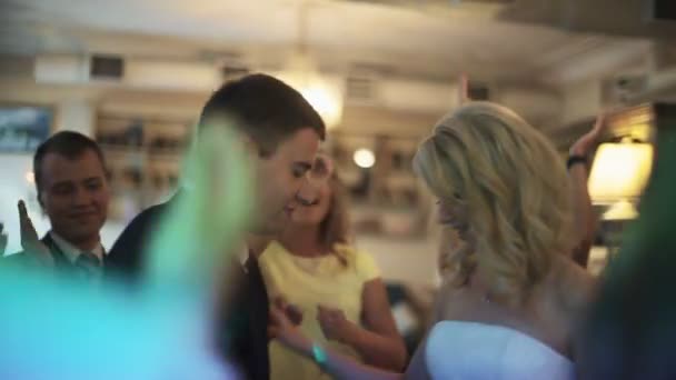 Санкт-Петербург - 25 липня: Щасливі Весільний пара танці — стокове відео