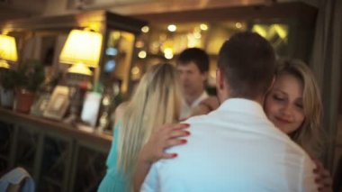 Saint-Petersburg - 25 Temmuz: mutlu bir genç çift flört ve dans