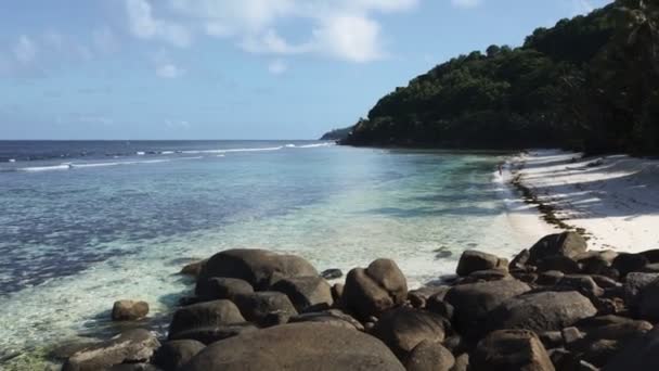 Praia das Seychelles com vista azul para o oceano — Vídeo de Stock