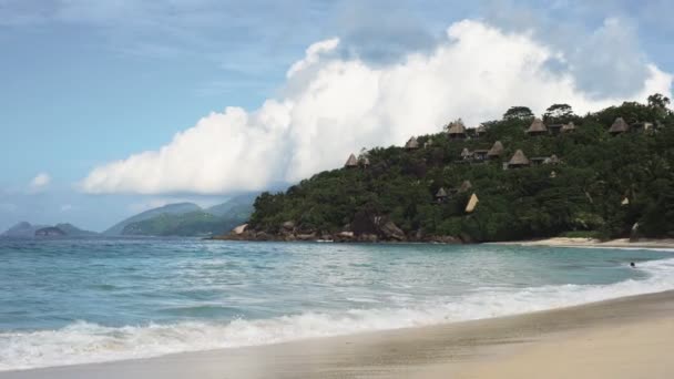 Plage des Seychelles avec vue sur l'océan bleu — Video