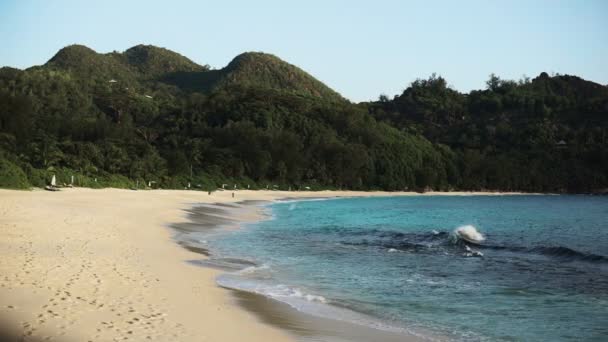 Plage des Seychelles avec vue sur l'océan bleu — Video