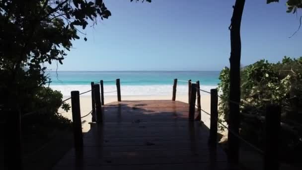 Seychellen strand met uitzicht op de blauwe oceaan — Stockvideo