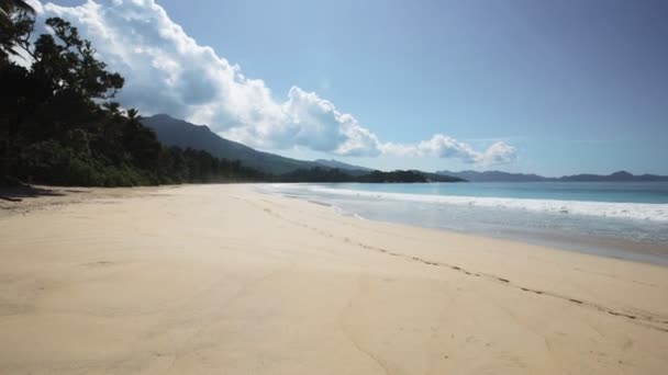 Praia das Seychelles com vista azul para o oceano — Vídeo de Stock