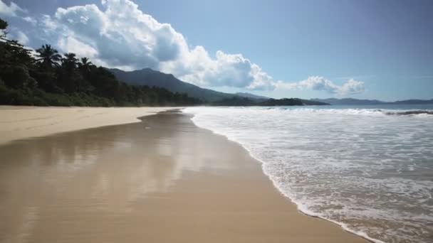 Seszele plaży z widokiem na ocean niebieski — Wideo stockowe