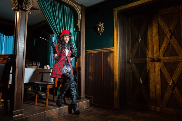 Sexig steampunk kvinna i en vintage bar — Stockfoto