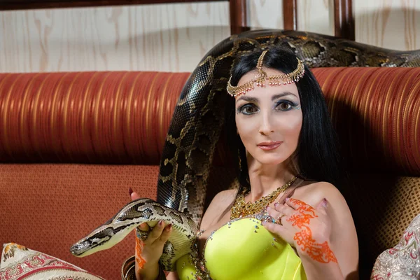 Kaukaski kobieta z węża tradycyjny strój indyjski. — Zdjęcie stockowe
