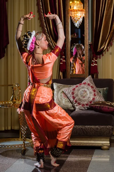 Mujer blanca está bailando en vestido indio tradicional —  Fotos de Stock