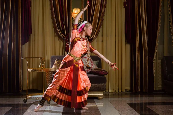 Beyaz kadın geleneksel Hint elbiseyle dans ediyor