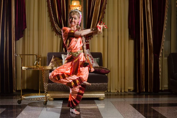 Beyaz kadın geleneksel Hint elbiseyle dans ediyor