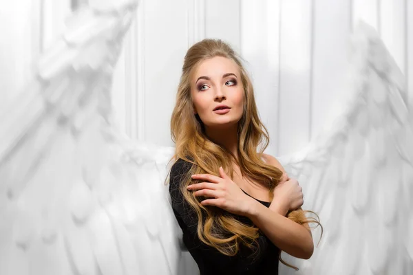 Büyük, beyaz kanatlı güzel kız