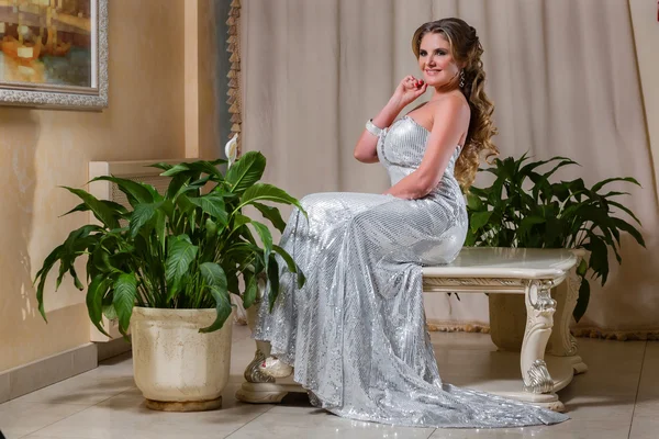 Bir gülümseme ile oturuyor, yaşları, bir kadın zarif şekli,