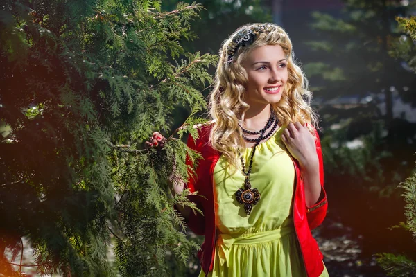 Sarı elbiseli, güzel gülümsüyor güzel kız