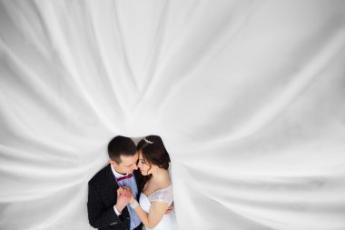 Yeni evli bir peçe kucaklama altında