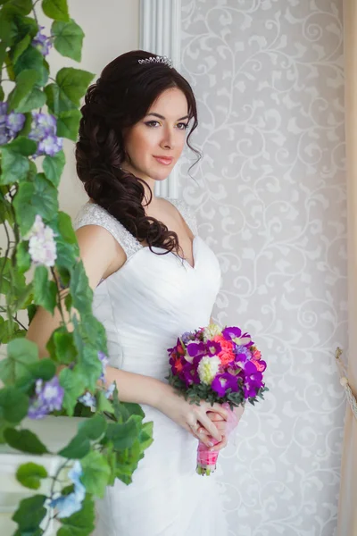 Nevěsta v blízkosti kvetoucí révy — Stock fotografie