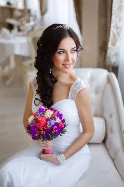 Kanepede oturan ve uzağa bakarak gelin