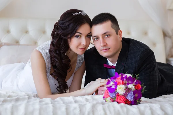 Bir yatakta yatarken Bridegroomand damat