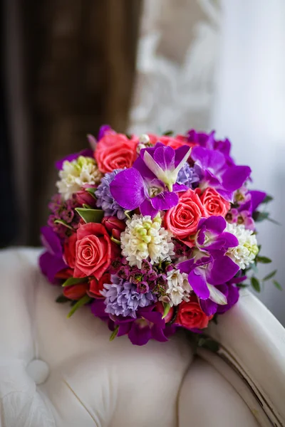 결혼식 신부 부케, 둥근 모양의 보라색 — 스톡 사진