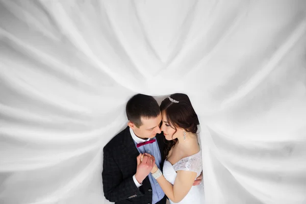 Just married under a veil caress — Stock Photo, Image