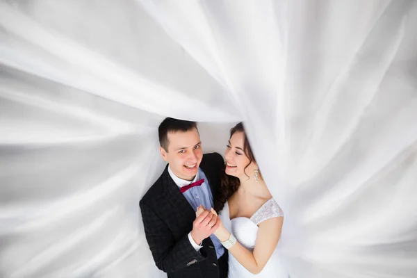 Casado a rir debaixo de um véu — Fotografia de Stock