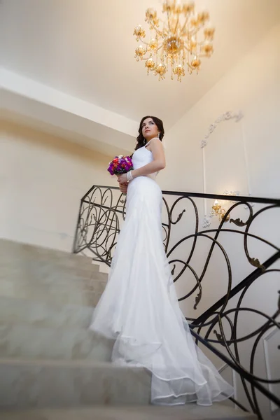 Uzun elbise ayakta merdivenlerde gelin