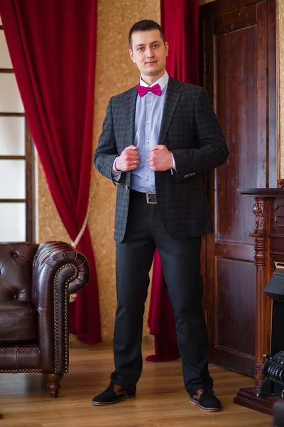 Damat bir ceket ve Oda çatı katında bir kelebek