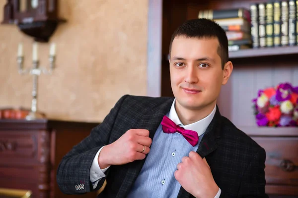 Kelebek ile gülümseyen adam