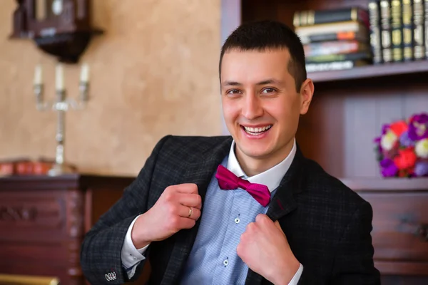 Güçlü gülümseyen kelebek adamla