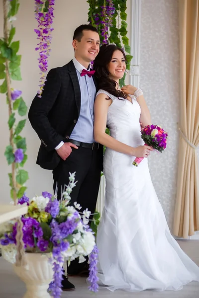 Damat gelin, asma yakın kucaklayan