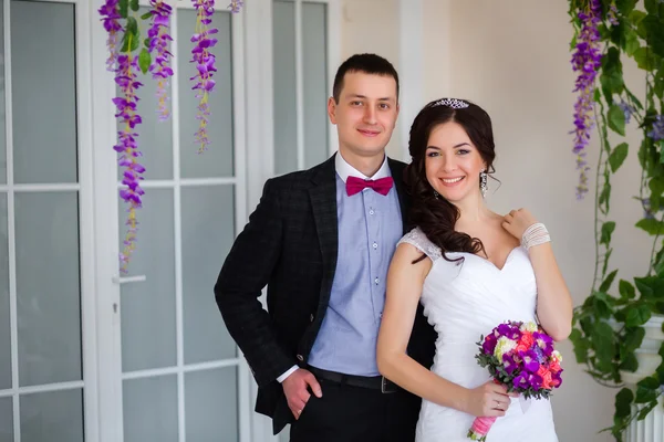 Damat gelin, asma yakın kucaklayan