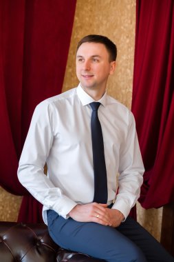 Bir deri kanepede Beyaz gömlekli bir adam