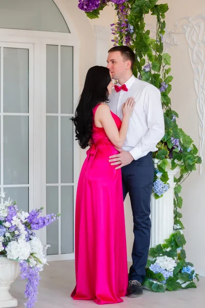 The guy in the butterfly kisses the girl on the forehead — Stock Photo, Image