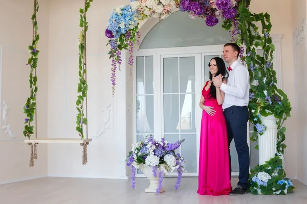 Çift salıncak ve kemerler çiçek yakınındaki