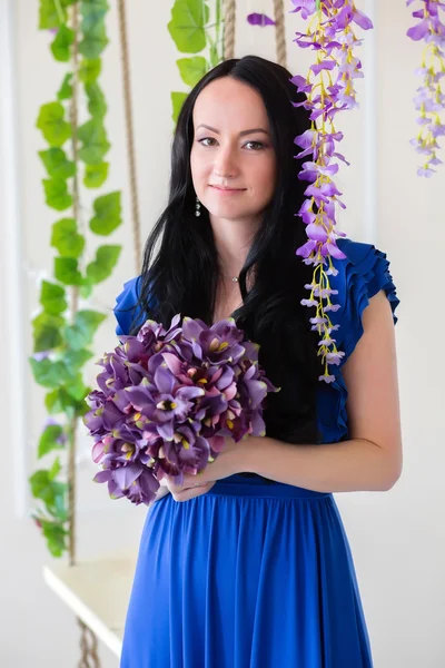 Ritratto di ragazza in abito blu con fiori — Foto Stock