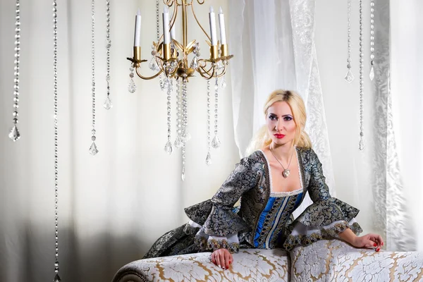 Kanepede eğilerek Ortaçağ içinde kadın