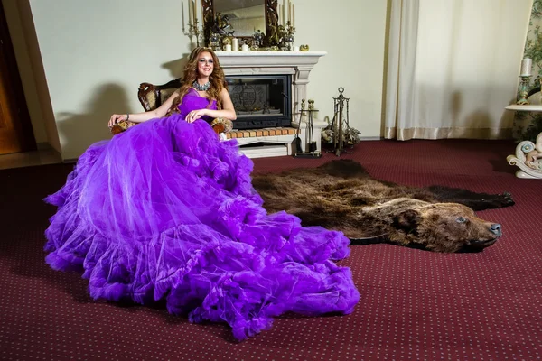 A menina em um vestido roxo elegante — Fotografia de Stock