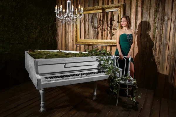 奢华女人附近一架大钢琴 — 图库照片