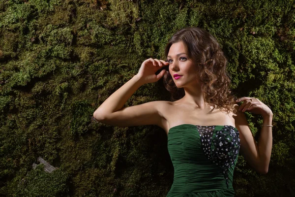 Bir duvarının yakınında güzel kızı yosun kaplı