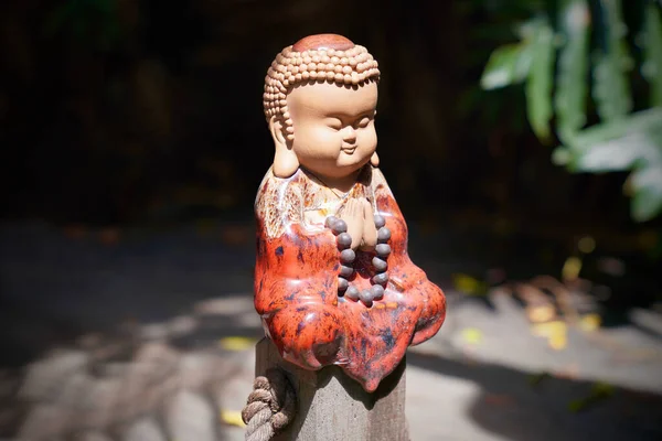 Une Petite Figure Bouddha Dans Parc — Photo