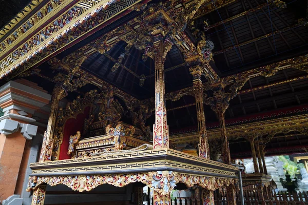 装飾的な木彫りや絵画と祈りのためのインドネシアの寺院複合体の建築 — ストック写真