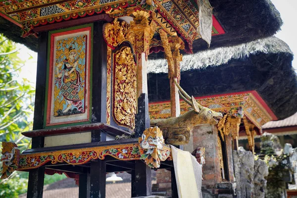 Arquitetura Complexo Templo Indonésia Com Esculturas Decorativas Madeira Pinturas Arte — Fotografia de Stock