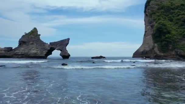Atuh海滩Nusa Penida岛东南部的绿松石海 — 图库视频影像