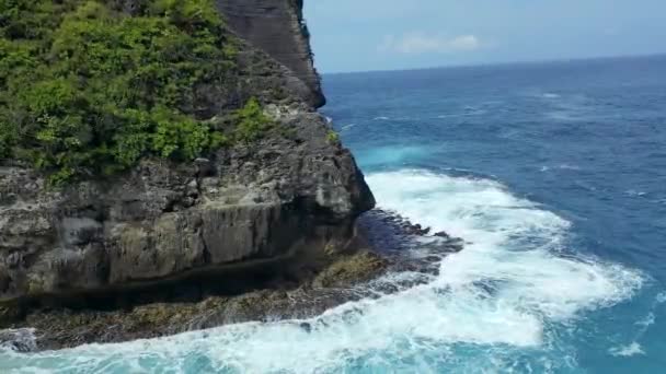 Turquoise Waves Hitting Rocks Nusa Penida Bali — Stock Video