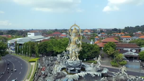 Titi Banda Statue Sculpture Complex Bali Roundabout — Stock Video