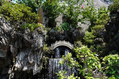 Kayalar arasında köprüsü olan dekoratif çeşme
