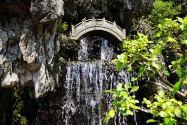 Kayalar arasında köprüsü olan dekoratif çeşme