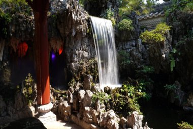 Parktaki dekoratif çeşme taşlarla dolu.