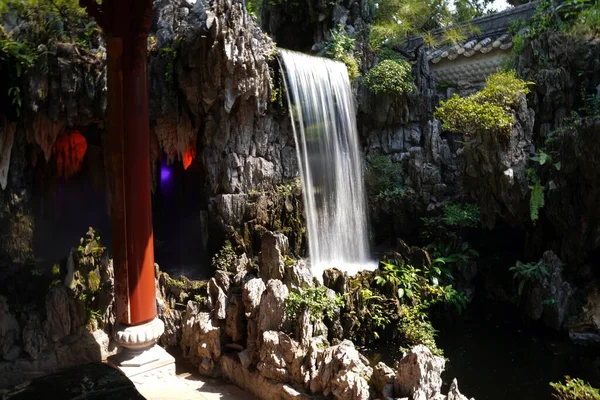 Parktaki dekoratif çeşme taşlarla dolu.